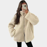 Petra – moterų oversized teddy paltas su užtrauktuku